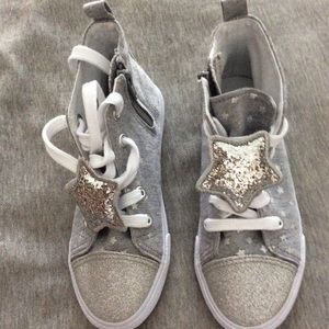 “NWOT” Cute Gray/Silver Sneakers